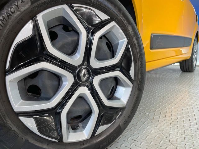 ●純正15インチホイール：輸入車ならではの卓越した走りを支えるホイールと足回りです！日本車の走りに慣れている方にもぜひ体感して頂きたいほど、高いレベルでまとまっています！