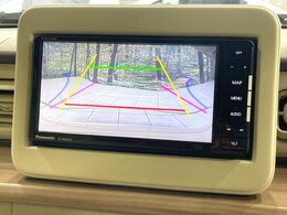 【バックカメラ】駐車時に後方がリアルタイム映像で確認できます。大型商業施設や立体駐車場での駐車時や、夜間のバック時に大活躍！運転スキルに関わらず、今や必須となった装備のひとつです！