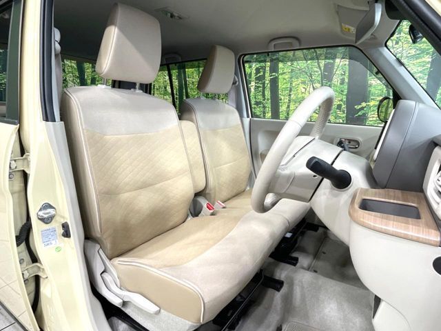 運転席シート廻りは使用感も少なく、良好な状態となっています。前オーナー様が丁寧に使っていたことがよくわかりますね。