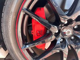 【レッドブレーキパッド】ハイパワー車両には強力なブレーキが必須！色鮮やかなキャリパーがスポーティな印象を引き立てます♪