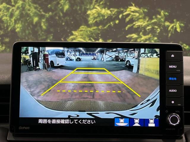 【バックカメラ】駐車時に後方がリアルタイム映像で確認できます。大型商業施設や立体駐車場での駐車時や、夜間のバック時に大活躍！運転スキルに関わらず、今や必須となった装備のひとつです！