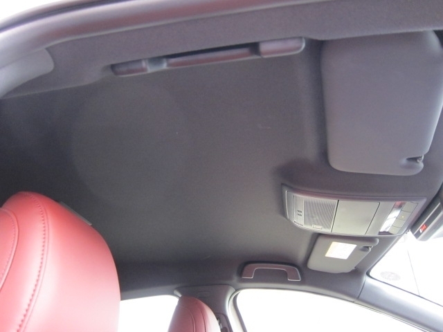 天井には気になる汚れやシミなどもなくきれいです！気持ち良く運転できますね！