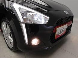 LEDヘッドランプ。白く明るい光でなおかつ低消費電力。クリアランスランプがスタイリッシュなラインを描きます。