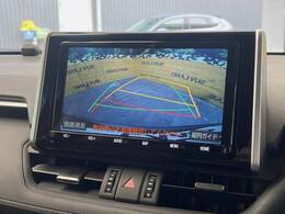 【バックカメラ】駐車時に後方がリアルタイム映像で確認できます。大型商業施設や立体駐車場での駐車時や、夜間のバック時に大活躍！運転スキルに関わらず、今や必須となった装備のひとつです！
