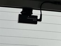 【ドライブレコーダー】映像・音声などの運転中の記録を残します。事故などを起こした起こされた時の証拠になりえますので、もしも時でも安心ですね。