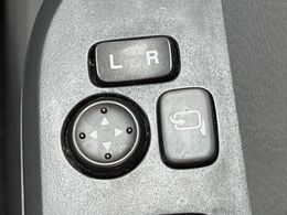 【電動格納ミラー】サイドミラーは電動格納式となっており、狭い駐車場でもキズがつくリスクを抑えられます。