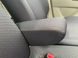 【アームレスト】運転中の身体の負担を軽減してくれるアームレストを装備♪