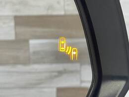 【ブラインドスポットモニター（BSM）】車線変更時に車両後方から来る車両を検知し安全をサポートする装置です。