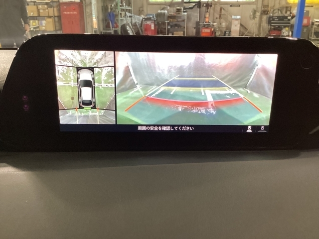 狭い場所での駐車やすれ違いなどでより的確な運転操作に役立つ360°ビューモニターが装備されています。