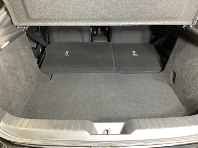 リアシートも簡単格納ができ、大きな荷物もらくらく収納できます！