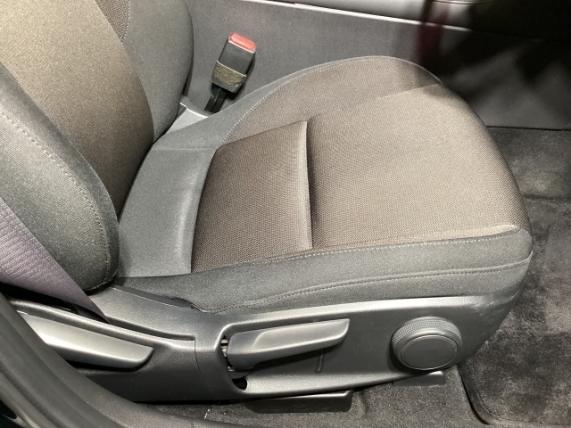 運転席にはドライバーの体型や好みに応じて前後方向だけでなく、高さの調整ができるシートリフターを装備！