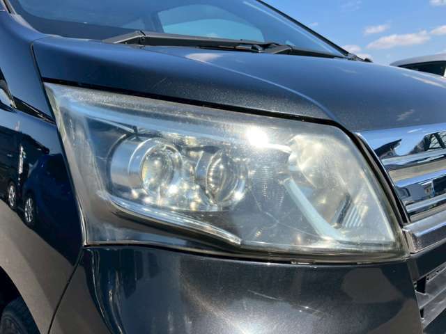 ☆ヘッドライトクリーニング☆ヘッドライトの黄ばみが気になる…そんな方もご相談ください！専用の液剤でクリーニングいたします！見違えるほどきれいになりますよ！