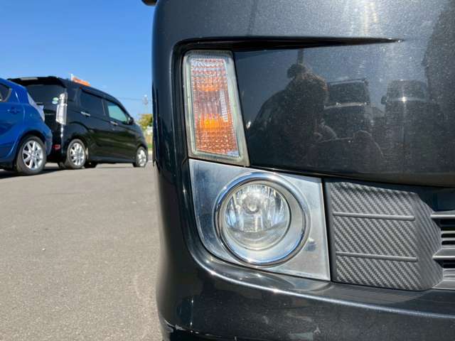 ☆ヘッドライトクリーニング☆ヘッドライトの黄ばみが気になる…そんな方もご相談ください！専用の液剤でクリーニングいたします！見違えるほどきれいになりますよ！