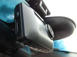 【ドライブレコーダー付】ドライブレコーダーは、映像・音声などを記録する自動車用の車載装置のことです。 もしもの事故の際の記録はもちろん、旅行の際の思い出としてドライブの映像を楽しむことができます。