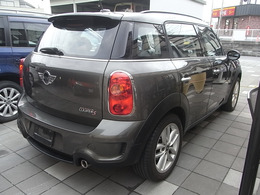 自社整備工場有り、納車整備、車検整備安心してお任せください。板金工場有りです。外装の目立つ傷は自社工場にて板金塗装いたしまして納車いたします。現車確認の時にご指摘ください。