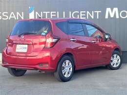 ☆こちらのお車はノートX、お色はガーネットレッドでございます。