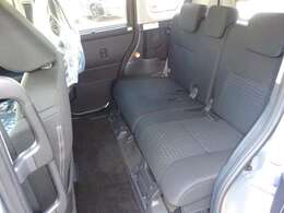 後席は大人の方でもゆったり座れます。傷や汚れ等なく綺麗な車内です。シートの状態も良好です、ぜひ一度ご来店いただきご確認下さい！