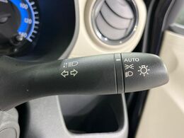 【オートライト】周りの明るさに応じて自動でヘッドライトの点灯・消灯ができる機能です！ライトの付け忘れ・消し忘れなどが無くなり、雨の日や夕方の走行も安心！トンネル通過時も便利ですね♪