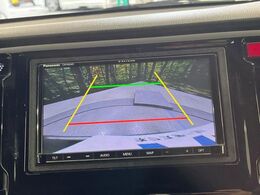 【バックカメラ】駐車時に後方がリアルタイム映像で確認できます。大型商業施設や立体駐車場での駐車時や、夜間のバック時に大活躍！運転スキルに関わらず、今や必須となった装備のひとつです！