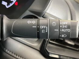 【オートライト】周りの明るさに応じて自動でヘッドライトの点灯・消灯ができる機能です！ライトの付け忘れ・消し忘れなどが無くなり、雨の日や夕方の走行も安心！トンネル通過時も便利ですね♪