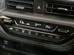 【オートエアコン】一度お好みの温度に設定すれば、車内の温度を検知し風量や温度を自動で調整。暑い…寒い…と何度もスイッチ操作をする必要はありません。快適な車内空間には必須の機能ですね♪