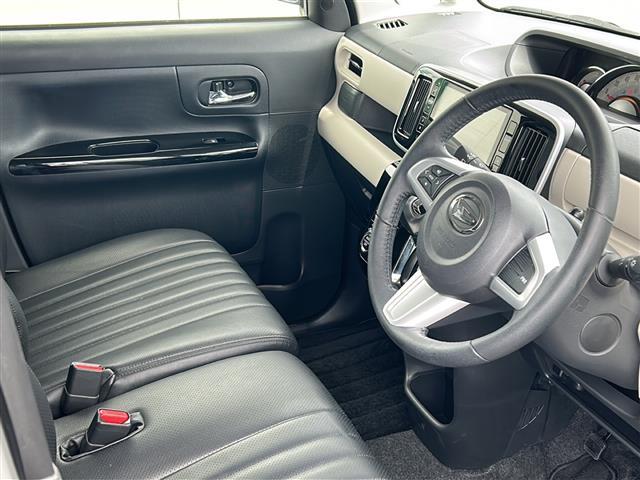 【運転席】座り心地が良いシートなので長時間の運転でも快適にお過ごしいただけます。新品のフロアマットのご注文も可能です。掲載箇所以外にご希望の写真がございましたらお気軽にお問い合わせ下さい。