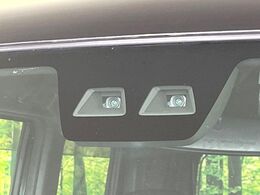 【スマートアシスト】走行中に前方の車両等を認識し、衝突しそうな時は警報とブレーキで衝突回避と被害軽減をアシスト。より安全にドライブをお楽しみいただけます。