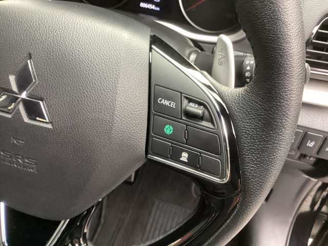 【MI-PILOT】 レーダークルーズコントロールシステム［ACC］と車線維持支援機能［LKA］の2つの機能で高速道路での運転をアシストします。