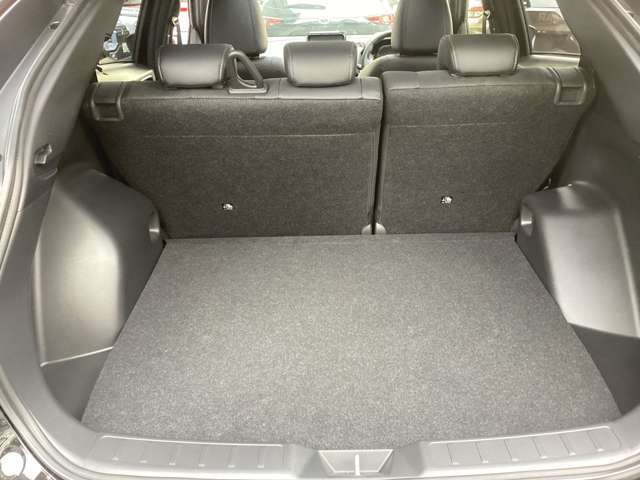 日常のお買い物には充分なトランクスペース◆◇積み下ろしもラクラクでショッピングに役立ちます！
