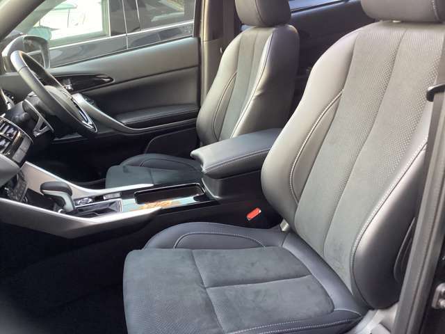 ドライバーシートは電動です◆スライド、リクライニング、高さ調整はスイッチ操作でラクラク♪