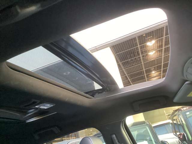 スタイリッシュな電動パノラマサンルーフを装備！前席上のガラスは室外にスライドするので室内空間を損ないません！
