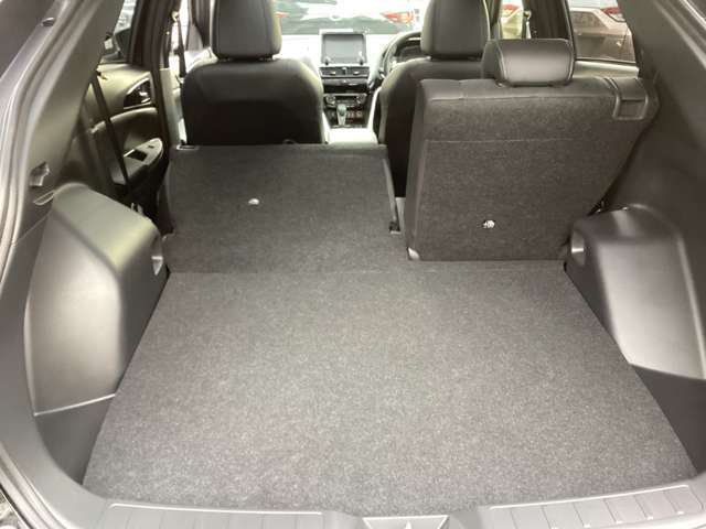 6：4分割可倒式リヤシート。積む荷物にあわせて手軽にシートアレンジを楽しめます！