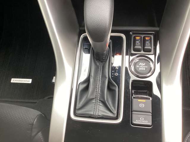 【シートヒーター】シートをすばやく温めます。寒い日もおしりからぽかぽか、快適にドライブできます。