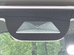【ホンダセンシング】走行中に前方の車両等を認識し、衝突しそうな時は警報とブレーキで衝突回避と被害軽減をアシスト。より安全にドライブをお楽しみいただけます。
