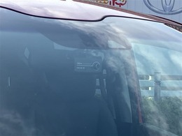 衝突被害軽減ブレーキ搭載！進路上の車両を前方のカメラで検出し、衝突の可能性が高いときに警報やブレーキ力制御によりドライバーの衝突回避操作を補助します！