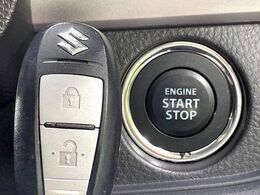 【キーレススタートシステム】カバンやポケットに入れたままでもドアの施錠・解錠が可能なスマートキーを装備。エンジンのオン・オフ時もカギを取り出す必要が無いからとっても便利です♪