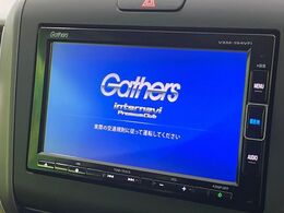 【純正ナビ】人気の純正ナビを装備しております。ナビの使いやすさはもちろん、オーディオ機能も充実！キャンプや旅行はもちろん、通勤や買い物など普段のドライブも楽しくなるはず♪
