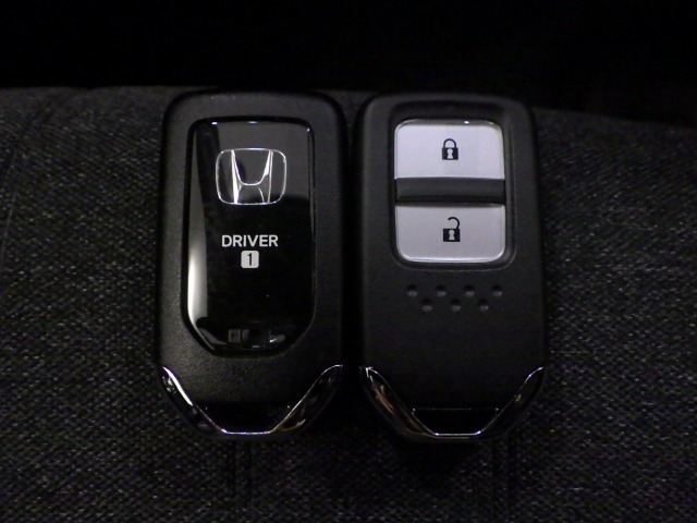 スマートキー付！キーを取り出さなくてもドアロックの施錠・開錠、エンジンの始動が出来ます！雨の日や荷物の多い日にとても便利ですね♪