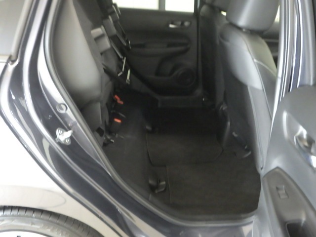 座面を跳ね上げれば、後席が背の高い空間に◎アイデア次第で使い方が広がります♪