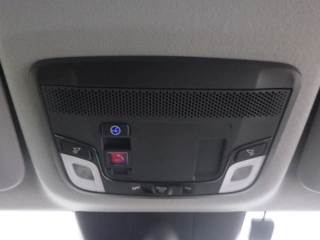 天井には緊急通報ボタンが装備されています。