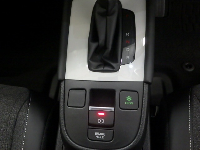 扱いやすい位置に配置されたフロアオートマチックです☆CVTを採用で滑らかでスムーズな走りが楽しめますよ♪