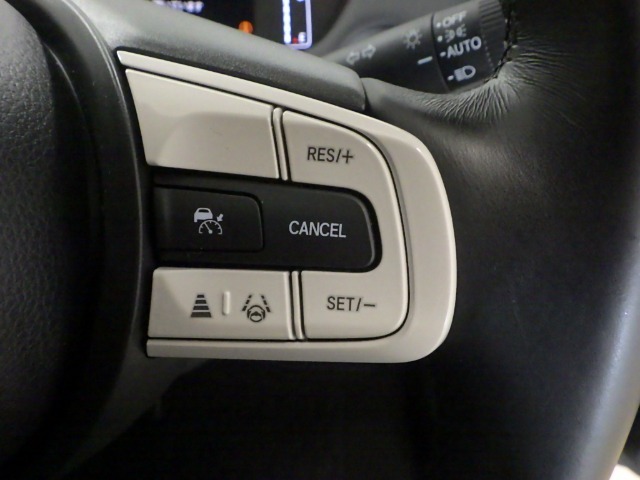 ハンドル右側にはクルーズコントロールのスイッチが装備され運転中の操作も安心して行えます！