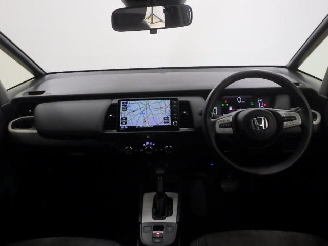 ドライバーを包み込むように、ディスプレーやスイッチ、コンソールを配置。座った瞬間から運転への期待が！空間そのものの心地よさにこだわっています。