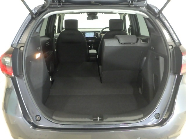 リアシートは6：4の分割可倒式で荷物に合わせて積み込み可能です★シートアレンジ次第でさまざまな大きさの荷物の積み込みが可能です♪