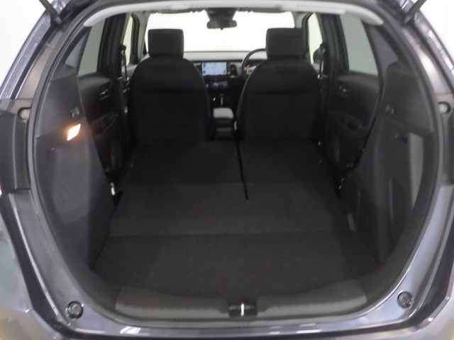 リアシートを倒せば広々荷室の出来上がり♪アレンジ次第でさまざまな荷物が積み込めますよ。