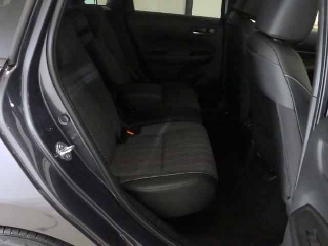 リアシートもゆったり快適に座っていただけますので、後部座席にお乗りの大切な方も楽しくドライブに参加していただけます。