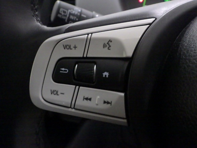 ハンドルにオーディオの操作スイッチが装備されています！視線を前方から外さずハンドルから手を離さずに操作できるのでとっても安全ですね♪