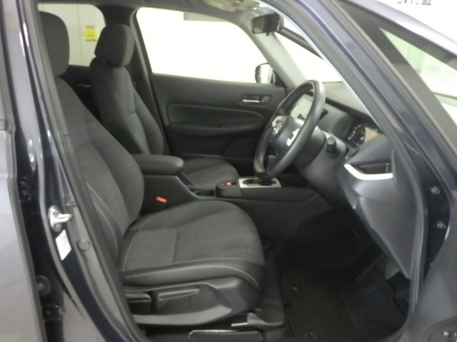 すわり心地の良い運転席・助手席です。長時間のドライブの疲れ軽減に貢献します。どうぞ快適なドライブを♪