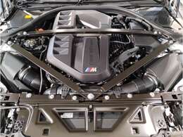 【BMWエンジン】革新的なガソリン・エンジン・テクノロジーによる高性能かつ高効率。レスポンスの良いパワーを発揮。常にスムーズな吸気を実現しアクセル開度にダイレクトに反応しドライビングを楽しく演出。