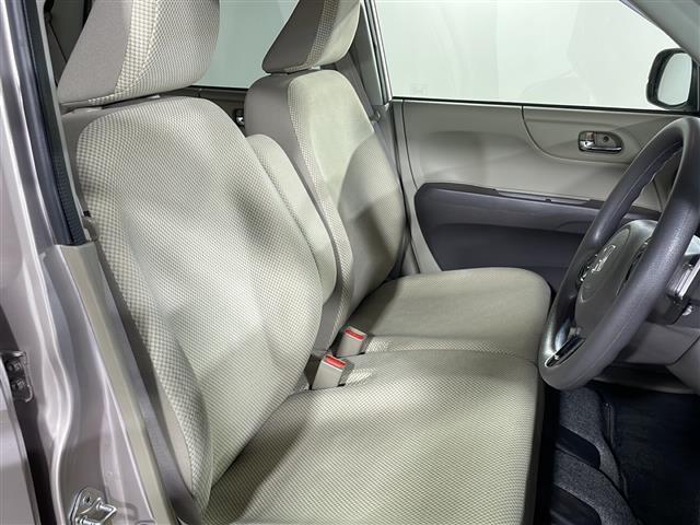 【運転席】座り心地が良いシートなので長時間の運転でも快適にお過ごしいただけます。新品のフロアマットのご注文も可能です。掲載箇所以外にご希望の写真がございましたらお気軽にお問い合わせ下さい。